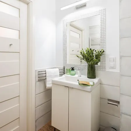 Lovely Boutique Studios 2X1Br Nearby Chopin Airport & 15 Min To Centre By Tram Warsaw Exterior photo