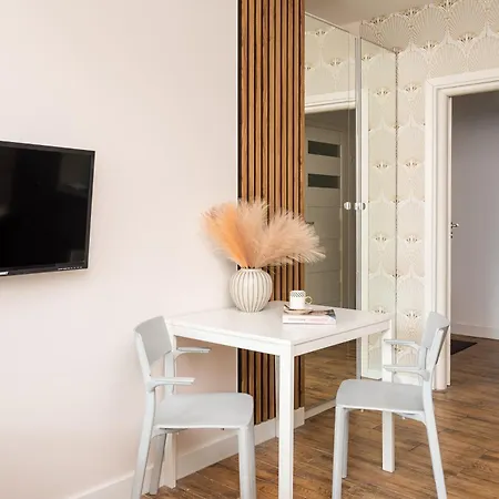Lovely Boutique Studios 2X1Br Nearby Chopin Airport & 15 Min To Centre By Tram Warsaw Exterior photo