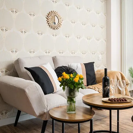 Lovely Boutique Studios 2X1Br Nearby Chopin Airport & 15 Min To Centre By Tram Warsaw Exterior photo