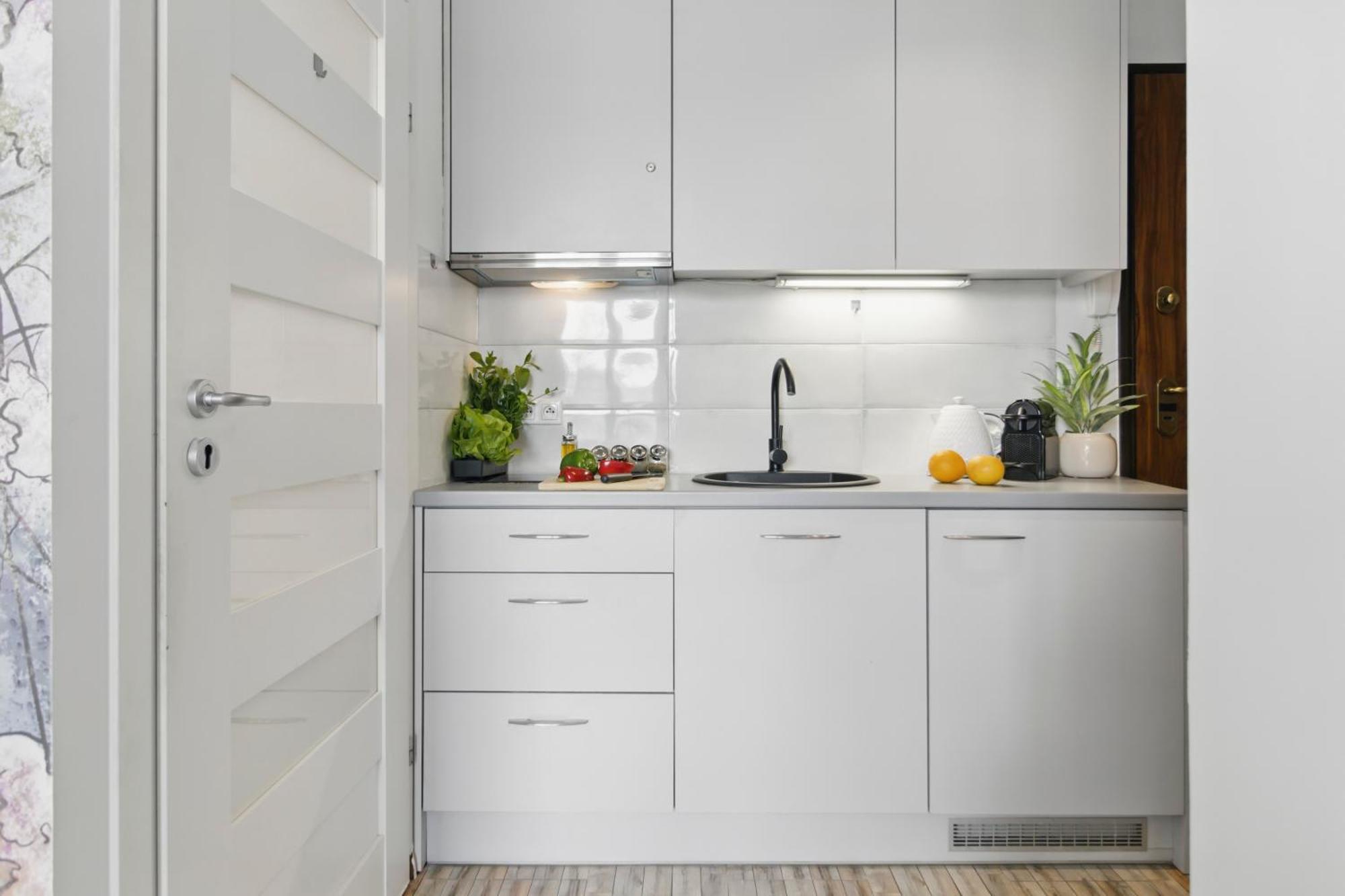 Lovely Boutique 2x1br Nearby Chopin Airport & 15 Min To Centre By Tram Apartment *